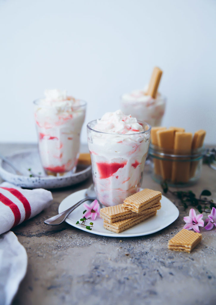 Das Dessert bis zum Verzehr kaltstellen und wenn die Gäste kommen los löffeln. Im übrigen: man braucht gar keine Gäste, man darf das zur Not auch ganz alleine essen!