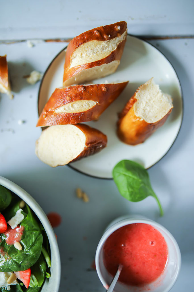 Erdbeersalat mit Spinat, Erdbeeren, Ziegenkäse und Pinienkernen und das beste Erdbeer Salatdressing Sommersalat strawberry salad spinach pine nuts goats cheese zuckerzimtundliebe salatideen grillen grillsalat salat zum grillbuffet erdbeerrezept food photography laugenstange