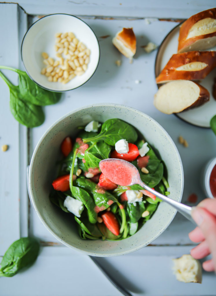 Erdbeersalat mit Spinat, Erdbeeren, Ziegenkäse und Pinienkernen und das beste Erdbeer Salatdressing Sommersalat strawberry salad spinach pine nuts goats cheese zuckerzimtundliebe salatideen grillen grillsalat salat zum grillbuffet erdbeerrezept food photography