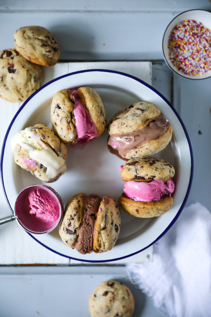 Eiscreme Sandwiches Chocolate chip cookies rezept ice cream cookie sandwiches zucker zimt und liebe zuckerzimtundliebe eisrezept einfache cookies beste schokocookies beste chocolate chip cookies backen foodstyling food photography backblog foodblog