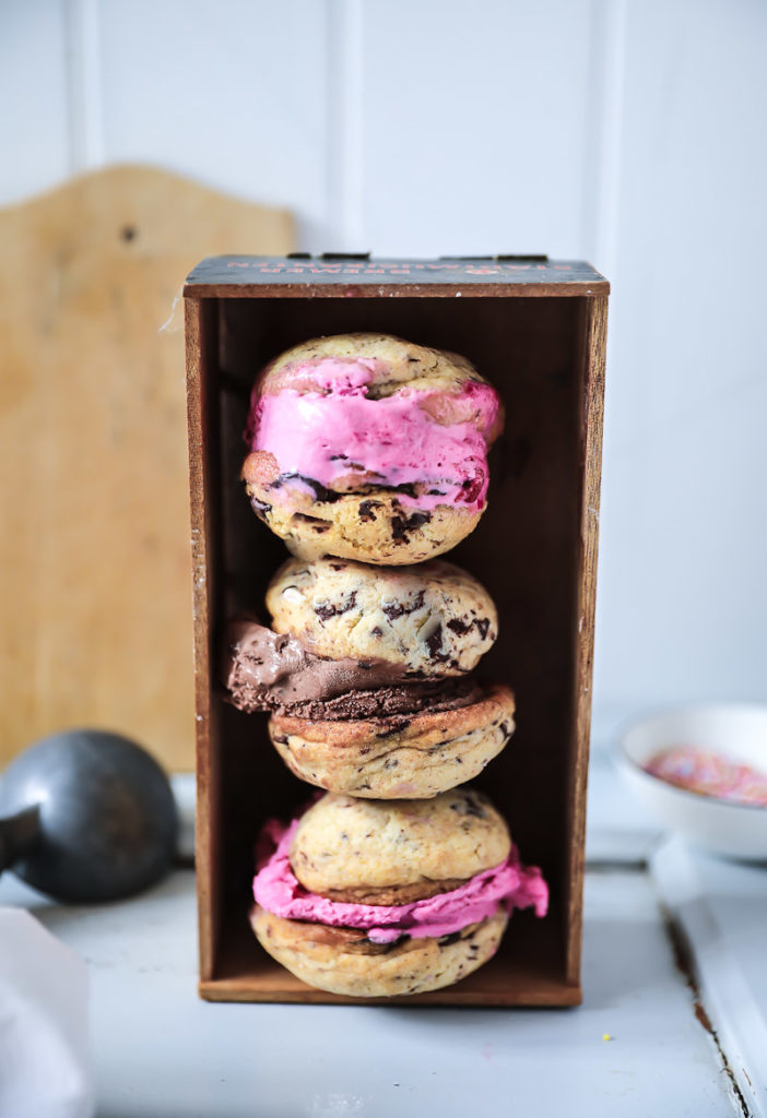 Eiscreme Sandwiches Chocolate chip cookies rezept ice cream cookie sandwiches zucker zimt und liebe zuckerzimtundliebe eisrezept einfache cookies beste schokocookies beste chocolate chip cookies backen foodstyling food photography backblog foodblog