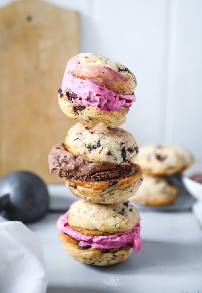 Eiscreme Sandwiches Chocolate chip cookies rezept ice cream cookie sandwiches zucker zimt und liebe zuckerzimtundliebe eisrezept einfache cookies beste schokocookies beste chocolate chip cookies backen foodstyling food photography backblog foodblog