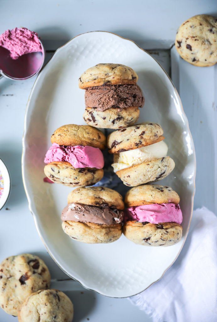 Eiscreme Sandwiches Chocolate chip cookies rezept ice cream cookie sandwiches zucker zimt und liebe zuckerzimtundliebe eisrezept einfache cookies beste schokocookies beste chocolate chip cookies backen foodstyling food photography backblog foodblog