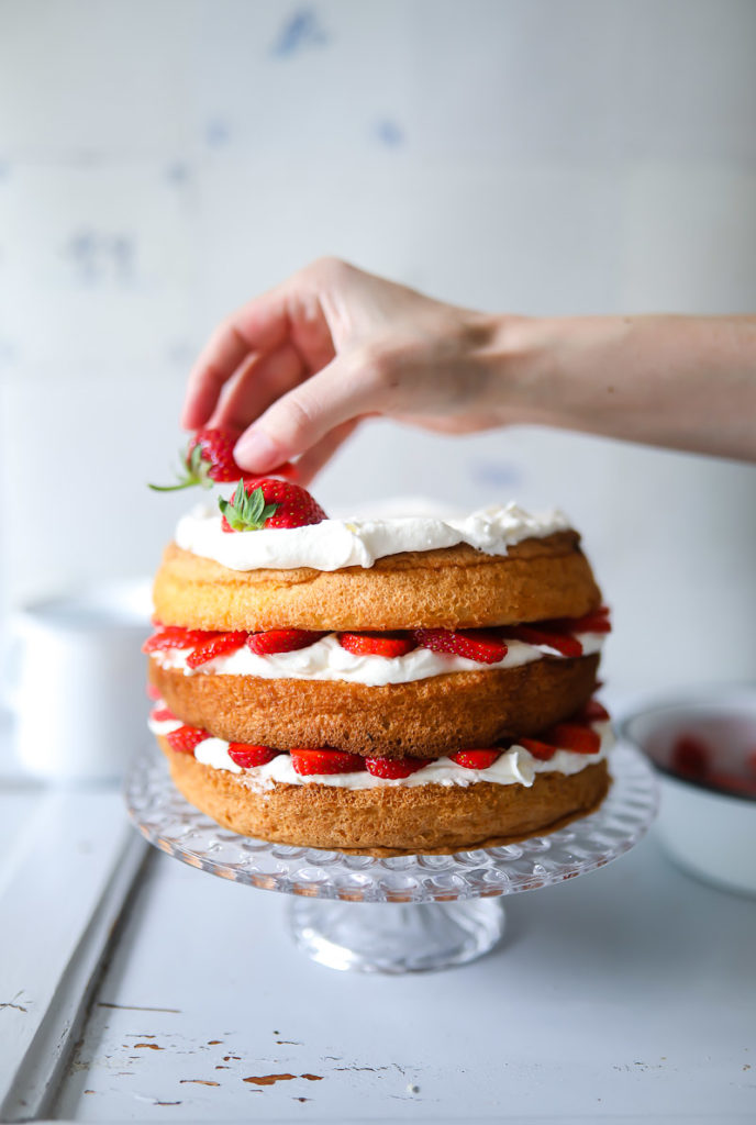 Victoria Sponge Cake bester Erdbeerkuchen mit Sahne mehrlagiger Kuchen Erdbeerkuchen rezept brighton coffeeshops visitbrighton foodstyling zucker zimt und liebe kuchen Strawberry Sponge Cake Füllung für Kuchen foodstyling food photography backblog sommerkuchen