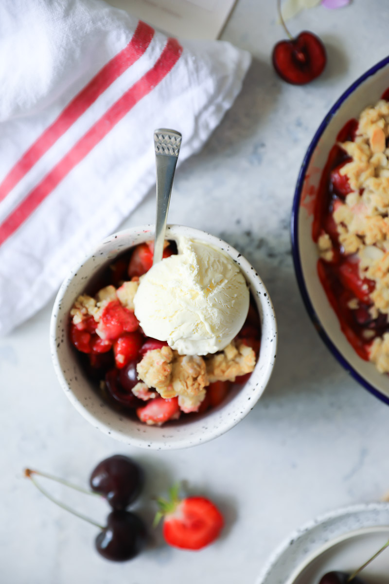 Erdbeer Kirsch Crumble Rezept | Zucker, Zimt und Liebe