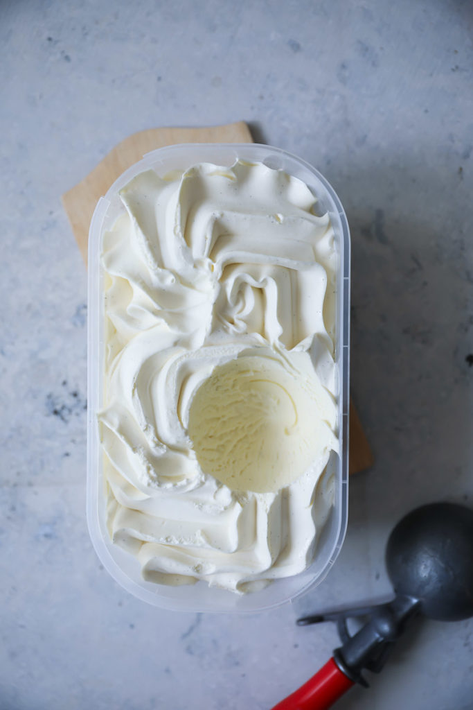 Erdbeer Kirsch Crumble Rezept strawberry cherry crisp recipe zuckerzimtundliebe sommerrezept dessert foodstyling food photography zucker zimt und liebe backen