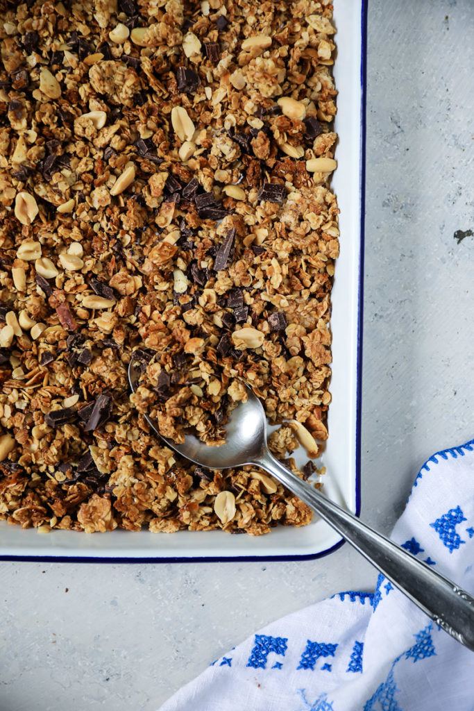 Schoko Granola Schokomuesli Rezept muesli selber machen granola backen erdnuss zuckerzimtundliebe frühstück frühstücksrezept homemade granola foodstyling foodphotography backblog deutscher foodblog