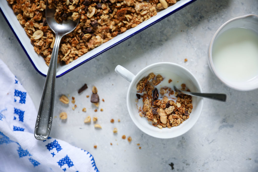 Schoko Granola Schokomuesli Rezept muesli selber machen granola backen erdnuss zuckerzimtundliebe frühstück frühstücksrezept homemade granola foodstyling foodphotography backblog deutscher foodblog