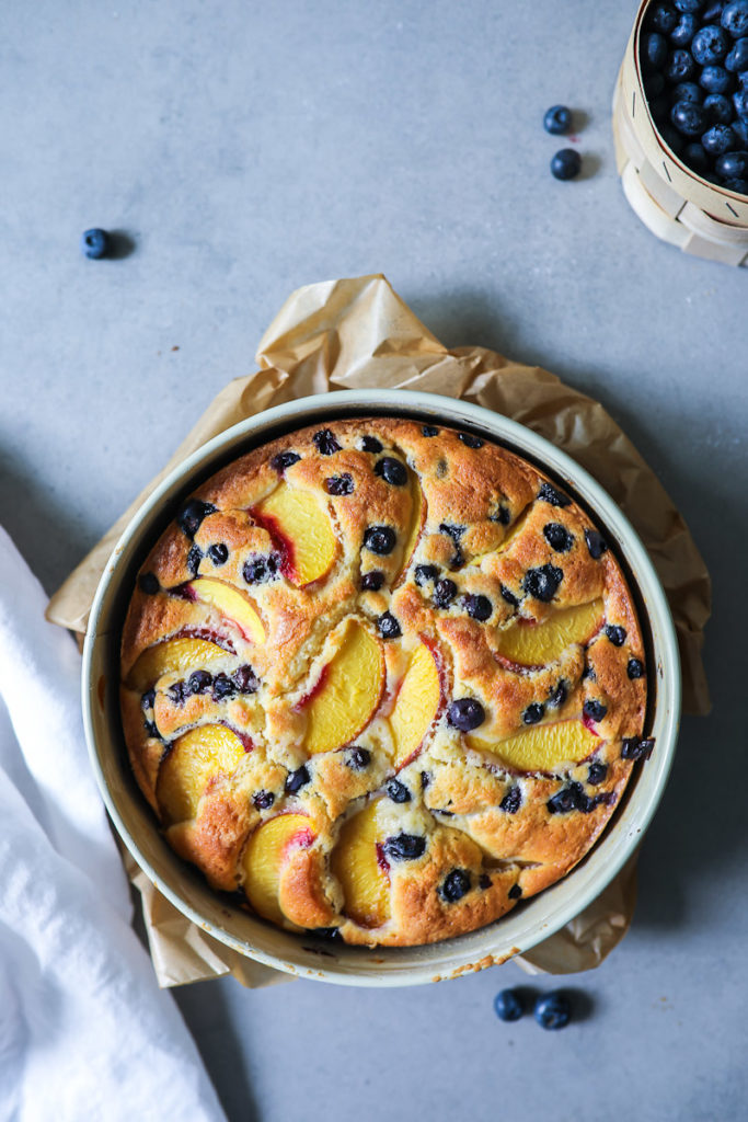 Pfirsich Blaubeer Kuchen Rezept Peach Blueberry cake Joghurtkuchen kuchenrezepte kuchenblog backblog der beste sommerkuchen einfacher kuchen foodstyling food photography zucker zimt und liebe 