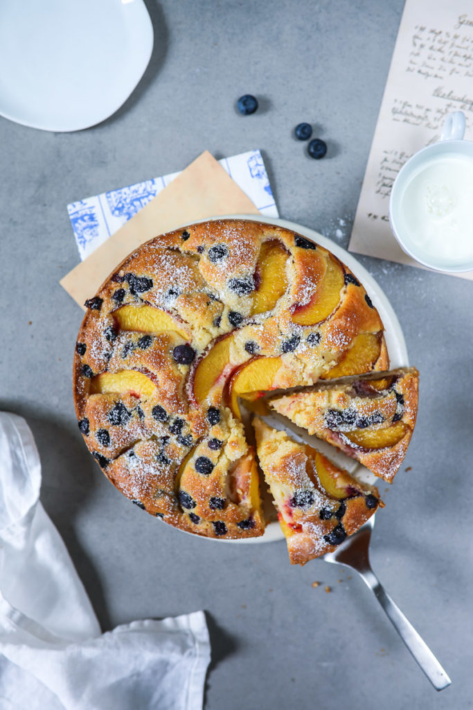 Pfirsich Blaubeer Kuchen Rezept Peach Blueberry cake Joghurtkuchen kuchenrezepte kuchenblog backblog der beste sommerkuchen einfacher kuchen foodstyling food photography zucker zimt und liebe 