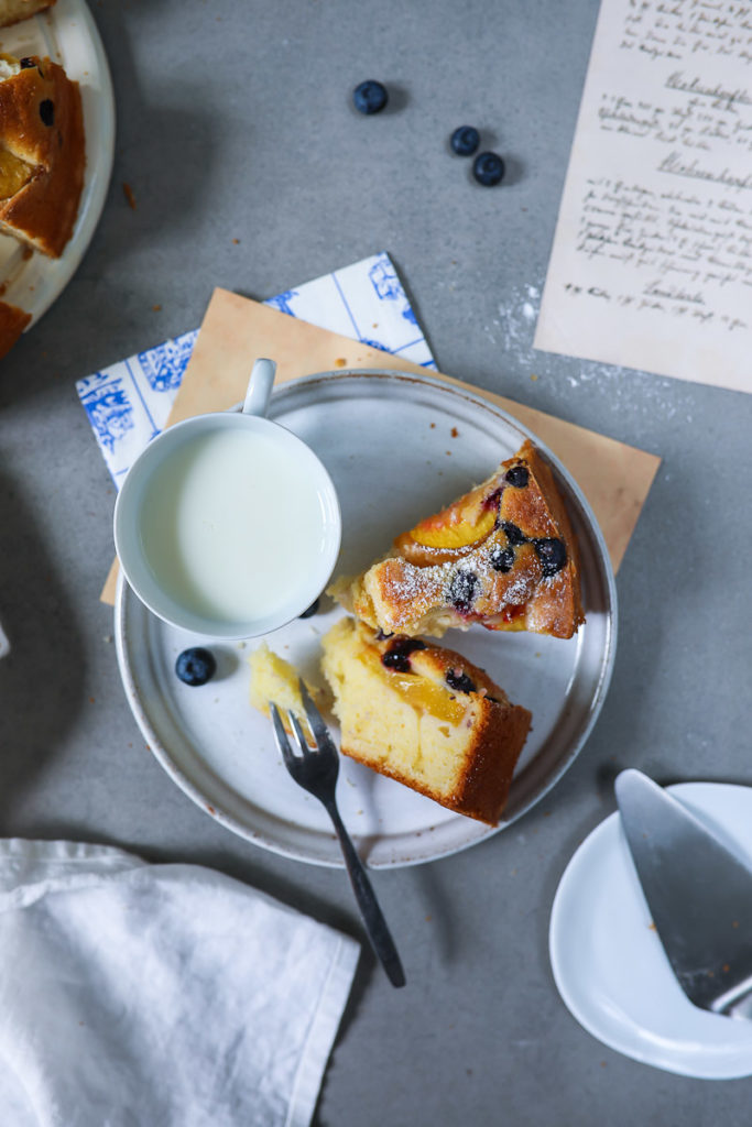 Pfirsich Blaubeer Kuchen Rezept Peach Blueberry cake Joghurtkuchen kuchenrezepte kuchenblog backblog der beste sommerkuchen einfacher kuchen foodstyling food photography zucker zimt und liebe 