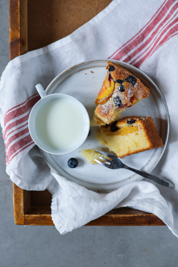Pfirsich Blaubeer Kuchen Rezept Peach Blueberry cake Joghurtkuchen kuchenrezepte kuchenblog backblog der beste sommerkuchen einfacher kuchen foodstyling food photography zucker zimt und liebe 