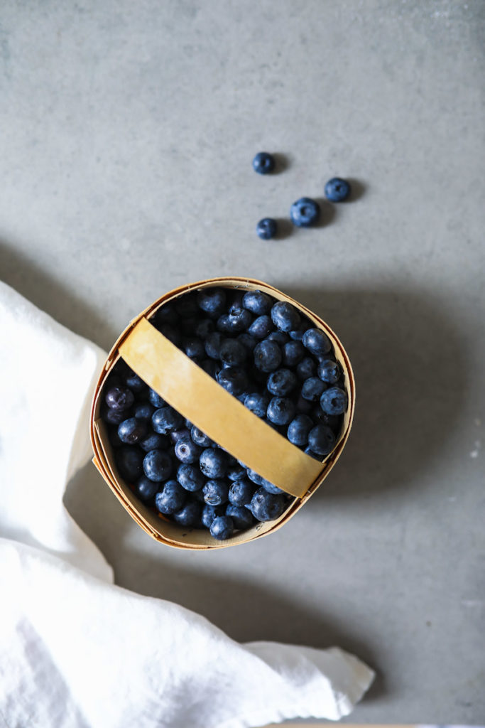 Pfirsich Blaubeer Kuchen Rezept Peach Blueberry cake Joghurtkuchen kuchenrezepte kuchenblog backblog der beste sommerkuchen einfacher kuchen foodstyling food photography zucker zimt und liebe 