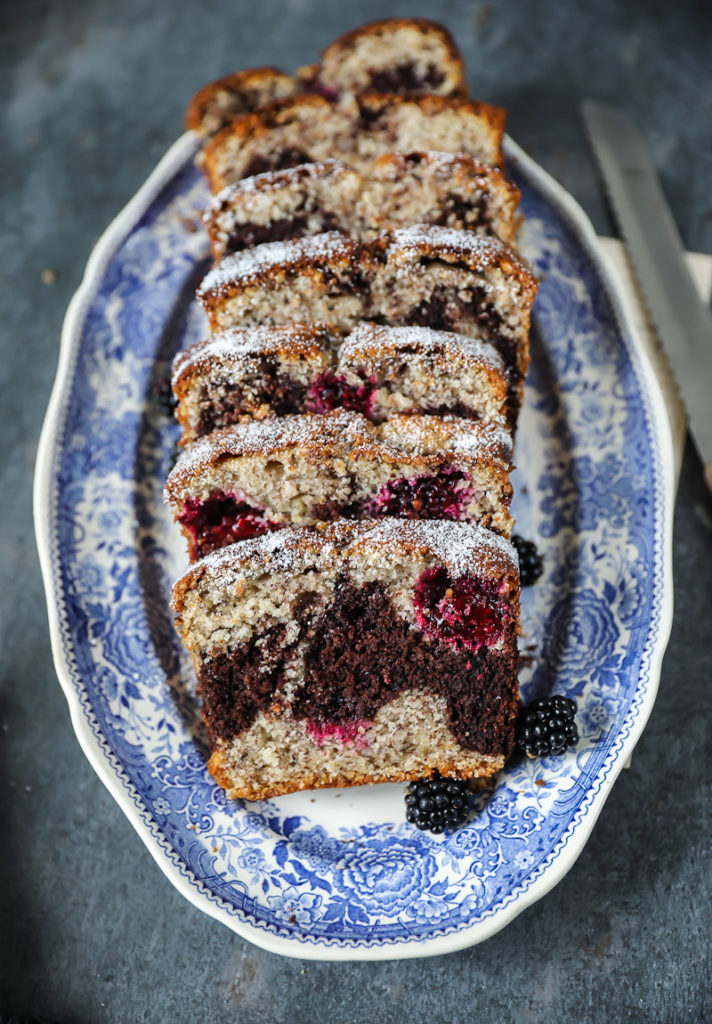 Ein Rezept für Nusskuchen Marmorkuchen mit Brombeeren von zucker zimt und liebe foodblog backblog backrezept einfacher rührkuchen kastenkuchen hazelnut marble loaf cake with blackberries foodstyling food photography