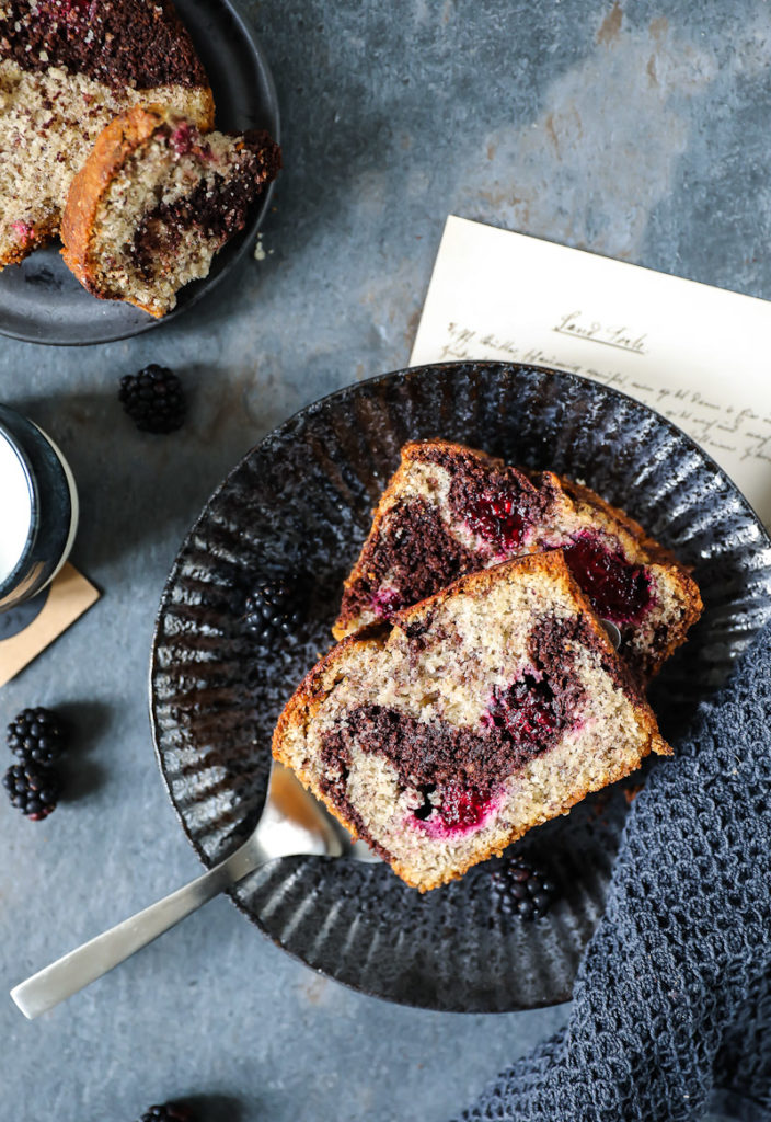 Ein Rezept für Nusskuchen Marmorkuchen mit Brombeeren von zucker zimt und liebe foodblog backblog backrezept einfacher rührkuchen kastenkuchen hazelnut marble loaf cake with blackberries foodstyling food photography