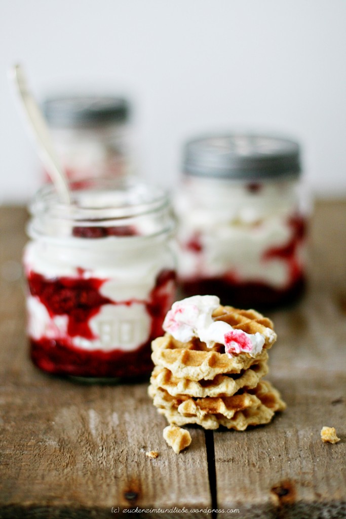 Ein Traumdessert ofengeschmorte VanilleHimbeeren, die in Meringue