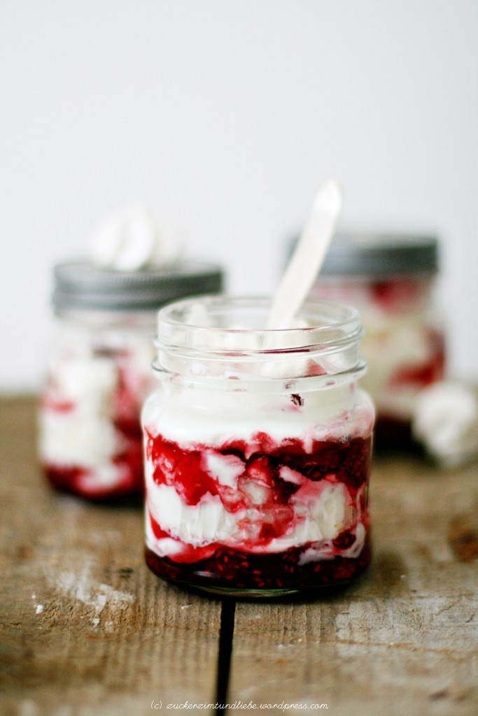 Ein Traumdessert ofengeschmorte VanilleHimbeeren, die in Meringue