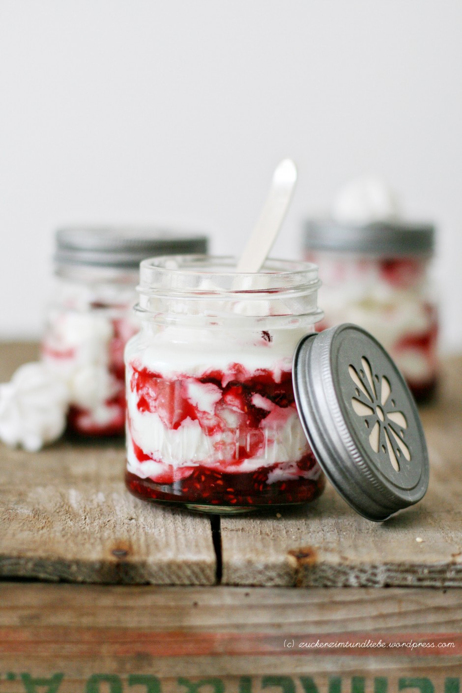 Ein Traumdessert ofengeschmorte VanilleHimbeeren, die in Meringue