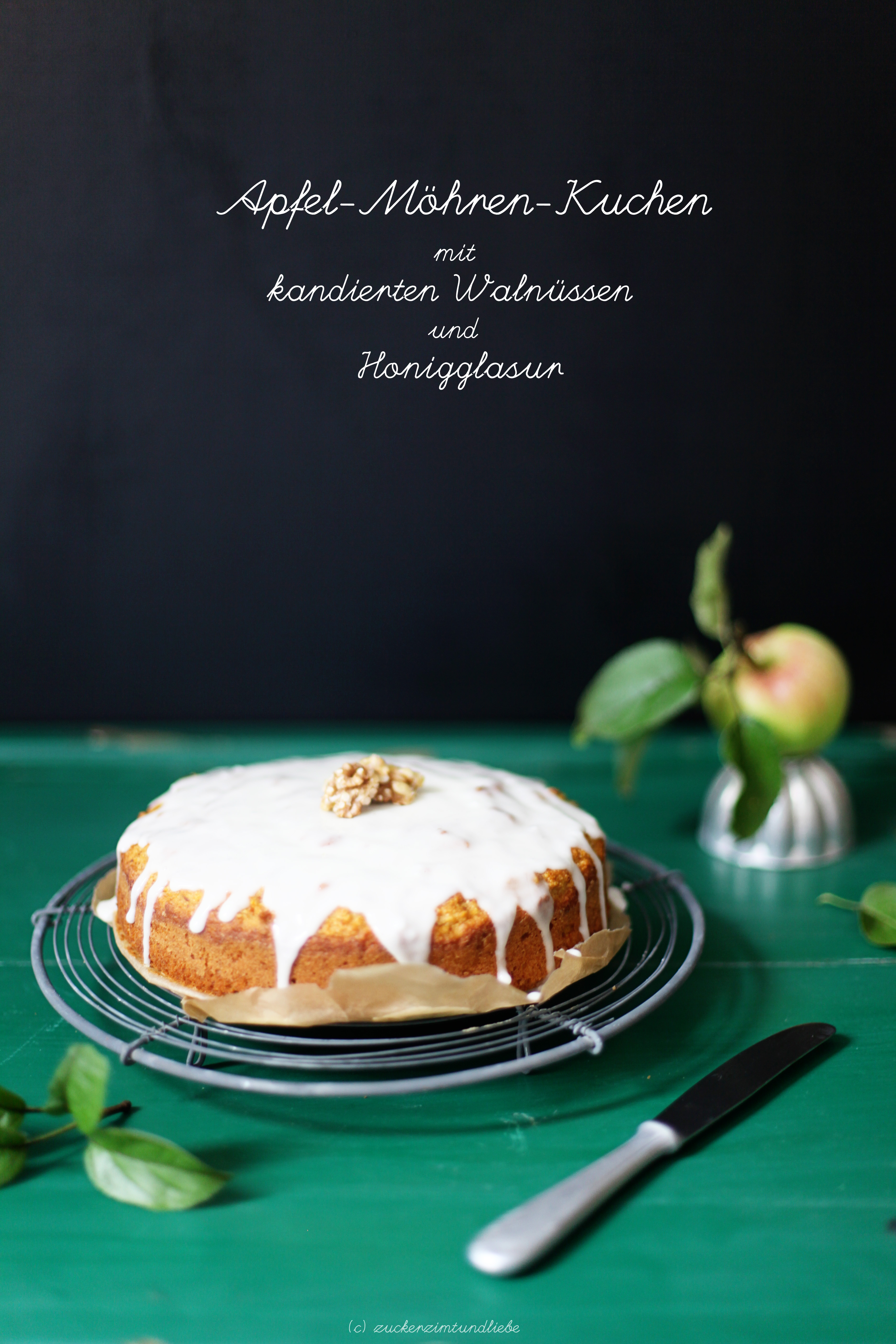 Apfel-Möhren-Kuchen mit kandierten Walnüssen und Honig-Glasur