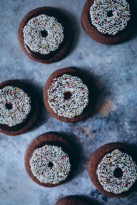 Rotwein Weihnachtsplätzchen Weihnachtskekse weihnachtsbäckerei nonpareille kranz zuckerzimtundliebe christmas chocolate red wine cookies food stylist bakefeed feedfeed nyt cooking backblog backrezept die besten weihnachtsplätzchen