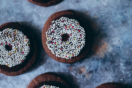 Rotwein Weihnachtsplätzchen Weihnachtskekse weihnachtsbäckerei nonpareille kranz zuckerzimtundliebe christmas chocolate red wine cookies food stylist bakefeed feedfeed nyt cooking backblog backrezept die besten weihnachtsplätzchen