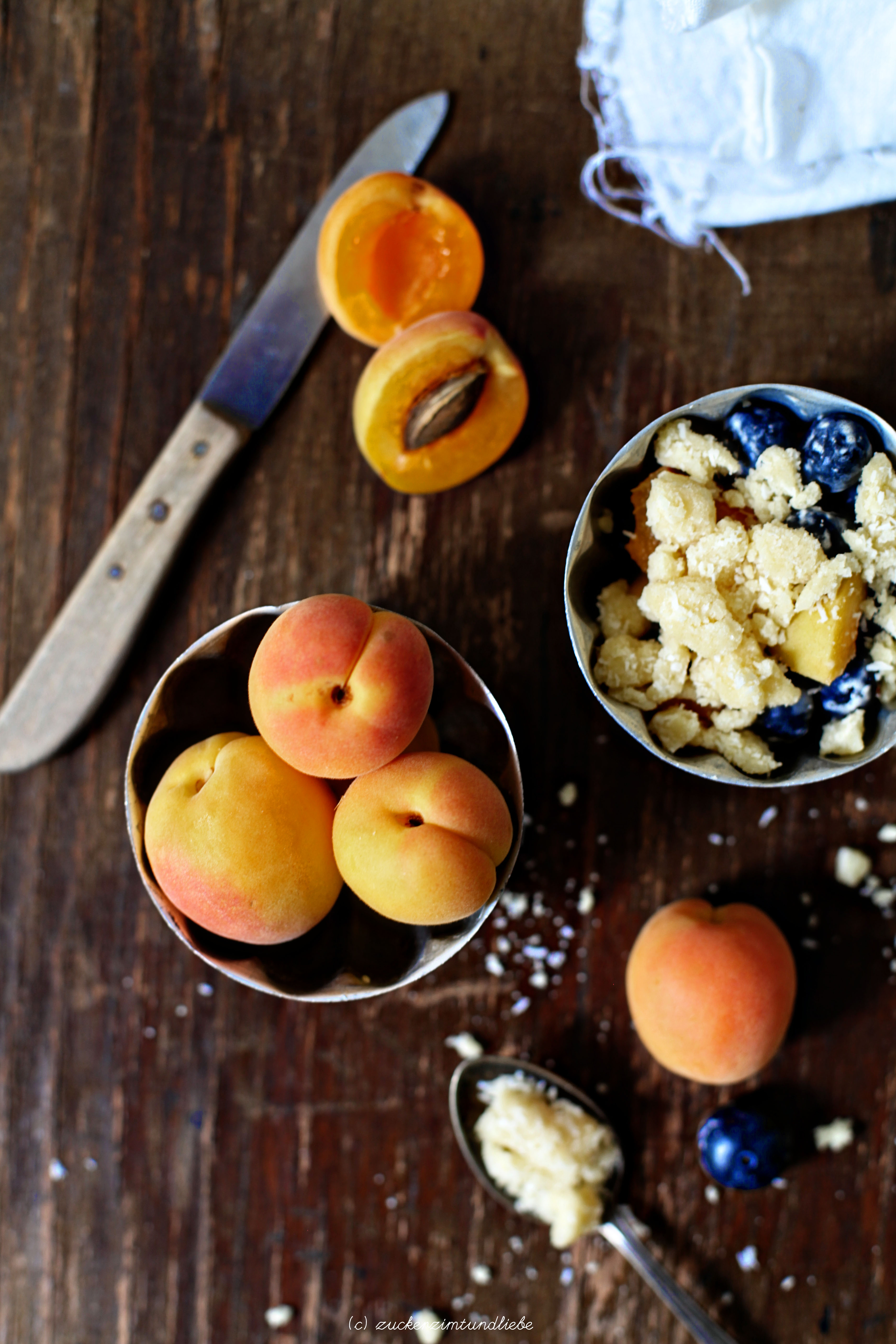 Zuckerzimtundliebe Crumble Rezept mit Kokos Aprikosen und Blaubeer Streusel