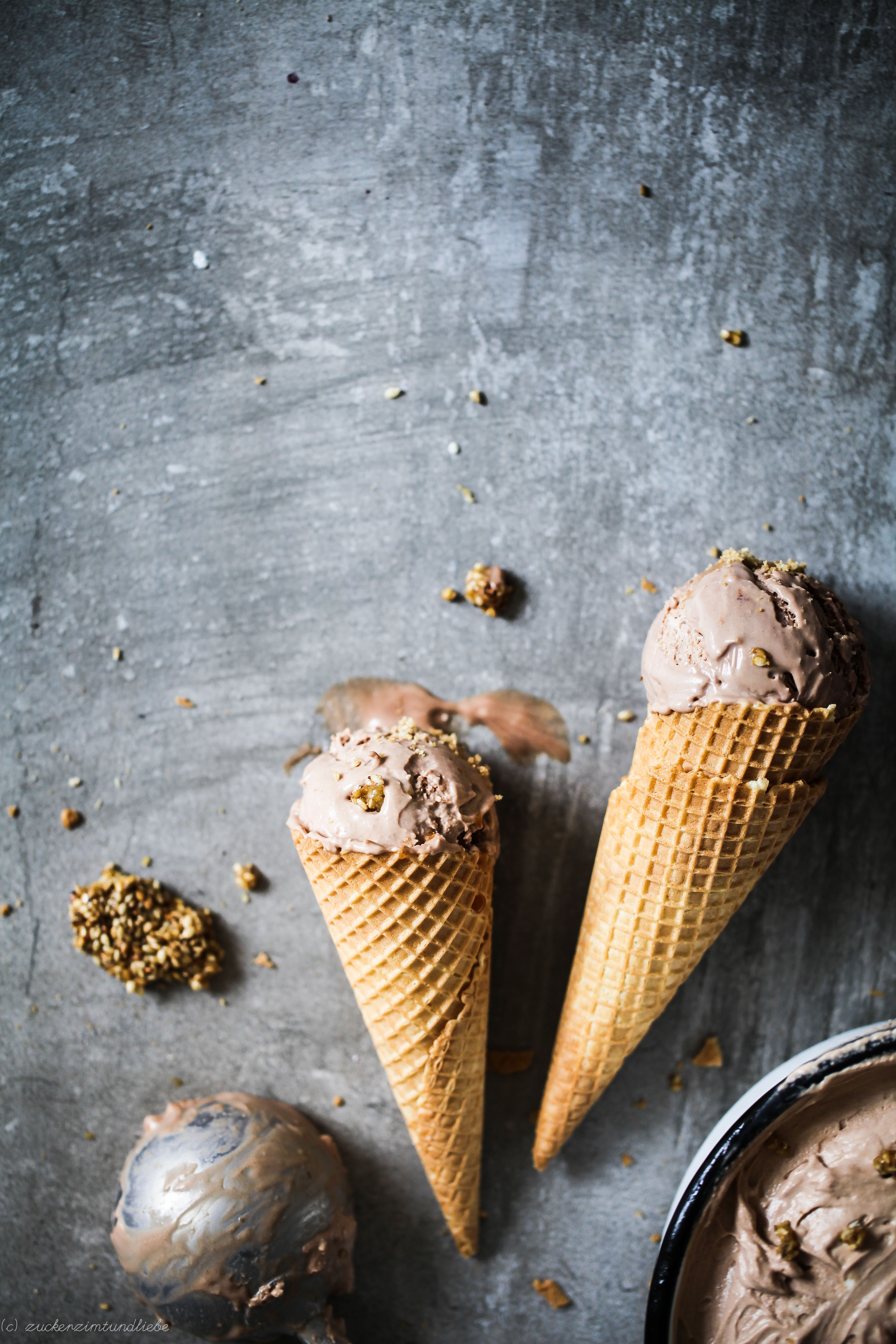 Rezept bestes Nutella Eis ohne Eismaschine mit Sesamkrokant Foodblog Nutella ice cream candied sesame food styling ice cream