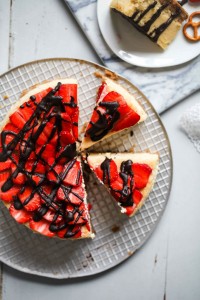 Karamell Erdbeer Cheesecake Rezept mit Schokoladenguss