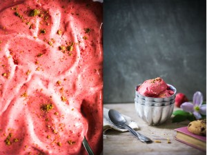 Einfaches Rezept Erdbeer Frozen Yogurt ohne Eismaschine Zuckerzimtundliebe Strawberry Froyo Eisrezept Erdbeereis selber machen Bahlsen Sweet Trends Frozen Joghurt Froyo Eis ohne Eismaschine