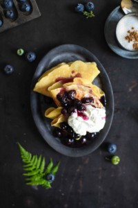 Einfaches leckeres Palatschinken Rezept mit Blaubeer Ahornsirup Sauce zuckerzimtundliebe, Frühstücksidee, Frühstücksglück