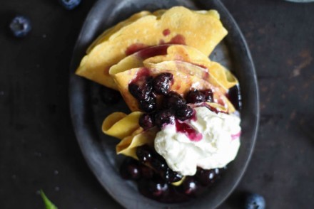 Einfaches leckeres Palatschinken Rezept mit Blaubeer Ahornsirup Sauce zuckerzimtundliebe, Frühstücksidee, Frühstücksglück