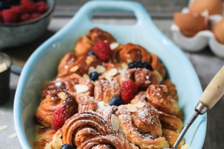 Rezept Franzbroetchen Bread and Butter Pudding Arme Ritter aus dem Ofen mit Beeren Fruehstuecksglueck zuckerzimtundliebe