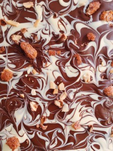 Rezept schokolade mit selbst gebrannten Mandeln candied almonds chocolate bark recipe