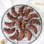 Kakaokipferl Schokokipferl Weihnachtsplätzchen Rezept Schokoladenkekse Weihnachtsgebaeck Zuckerzimtundliebe Vanillekipferl Ganache Goldsterne christmas cookies crescent cookies