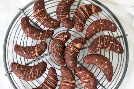 Kakaokipferl Schokokipferl Weihnachtsplätzchen Rezept Schokoladenkekse Weihnachtsgebaeck Zuckerzimtundliebe Vanillekipferl Ganache Goldsterne christmas cookies crescent cookies