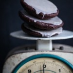 Einfaches Rezept Schokoladen Amerikaner Gebäck mit Zimtguss Black and white cookies recipe alte waage krups backrezept kindergeburtstag schokoladenkuchen kakao buttermilch zuckerguss mit zimt zuckerzimtundliebe bestes backrezept