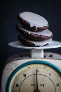 Einfaches Rezept Schokoladen Amerikaner Gebäck mit Zimtguss Black and white cookies recipe alte waage krups backrezept kindergeburtstag schokoladenkuchen kakao buttermilch zuckerguss mit zimt zuckerzimtundliebe bestes backrezept