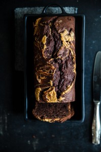 Schokoladen Bananenbrot Rezept Erdnussbutter Swirl Zuckerzimtundliebe foodstyling banana bread schokoladenkuchen peanutbutter food photography einfacher kuchen