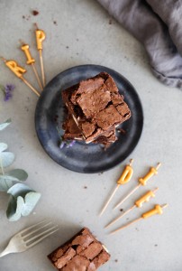 Bestes Brownies Rezept mit Kinderriegel Stücken Zuckerzimtundliebe Backblog deutscher Foodblog Schokoladenkuchen backen backrezept