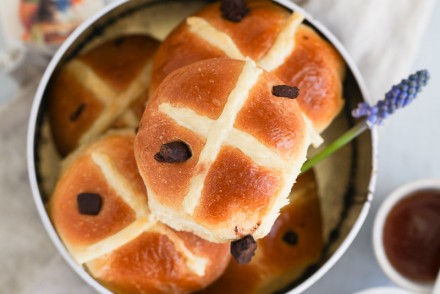 Chocolate Hot Cross Buns Rezept süsse Hefebrötchen mit Schokolade Schokoladenbrötchen Heisswecke Backrezept Brötchenrezept zuckerzimtundliebe Foodblog