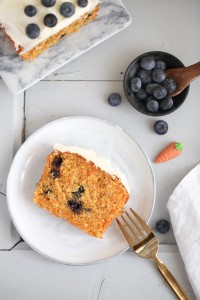 Blaubeere Möhrenkuchen blueberry carrot cake loaf cake Kastenkuchen einfaches Kuchenrezept Backrezept bester kuchen osterrezept osterkuchen karottenkuchen rüblikuchen zuckerzimtundliebe foodblog foodstyling