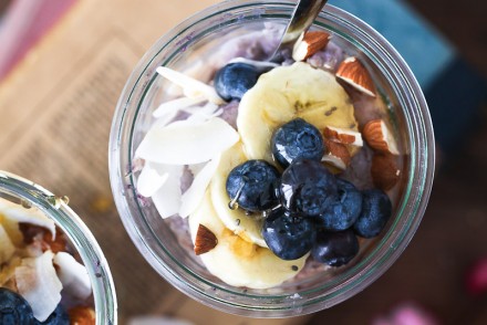 Blaubeer Porridge Rezept wie macht man Porridge blueberry oatmeal haferbrei haferschleim chia banane erdbeere kokos mandeln honig zuckerzimtundliebe foodblog frühstück frühstücksglück clean eating gesundes frühstück essen im glas