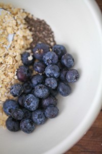 Blaubeer Porridge Rezept wie macht man Porridge blueberry oatmeal haferbrei haferschleim chia banane erdbeere kokos mandeln honig zuckerzimtundliebe foodblog frühstück frühstücksglück clean wating gesundes frühstück essen im glas