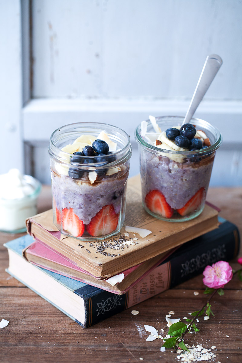 Blaubeer Porridge Rezept wie macht man Porridge blueberry oatmeal haferbrei haferschleim chia banane erdbeere kokos mandeln honig zuckerzimtundliebe foodblog frühstück frühstücksglück clean eating gesundes frühstück essen im glas