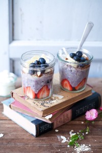 Blaubeer Porridge Rezept wie macht man Porridge blueberry oatmeal haferbrei haferschleim chia banane erdbeere kokos mandeln honig zuckerzimtundliebe foodblog frühstück frühstücksglück clean eating gesundes frühstück essen im glas