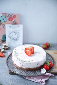 Erdbeer Cheesecake no bake cheesecake rezept mit Erdbeersauce und manner schnitten boden Foodblog Zuckerzimtundliebe käsekuchen bester cheesecake erdbeerkuchen erdbeerrezepte ohne backen ohne gelatine