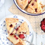 Einfacher bester Himbeer Rhabarber Kuchen mit Vanille und Mandeln einfaches Backrezept schneller Kuchen mit Himbeeren Rhabarberkuchen Himbeerkuchen Mandelkuchen Zuckerzimtundliebe Foodblog rhubarb cake