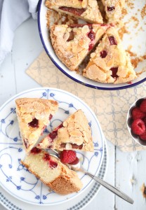 Einfacher bester Himbeer Rhabarber Kuchen mit Vanille und Mandeln einfaches Backrezept schneller Kuchen mit Himbeeren Rhabarberkuchen Himbeerkuchen Mandelkuchen Zuckerzimtundliebe Foodblog rhubarb cake