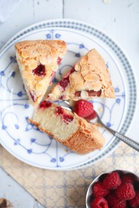 Einfacher bester Himbeer Rhabarber Kuchen mit Vanille und Mandeln einfaches Backrezept schneller Kuchen mit Himbeeren Rhabarberkuchen Himbeerkuchen Mandelkuchen Zuckerzimtundliebe Foodblog rhubarb cake