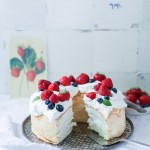 Angel Food Cake Rezept leichter Biskuitkuchen mit Sahne und Beeren Sommerkuchen Backrezept einfacher Kuchen Foodblog Backblog Zuckerzimtundliebe